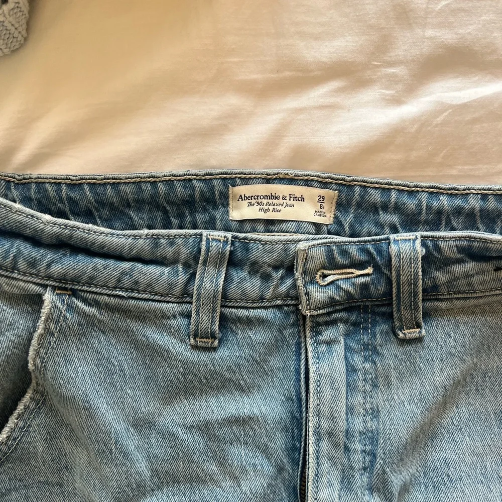 Abercrombie & Fitch high rise 90s relaxed Jean with carpenter details. - Picture 5 of 5
